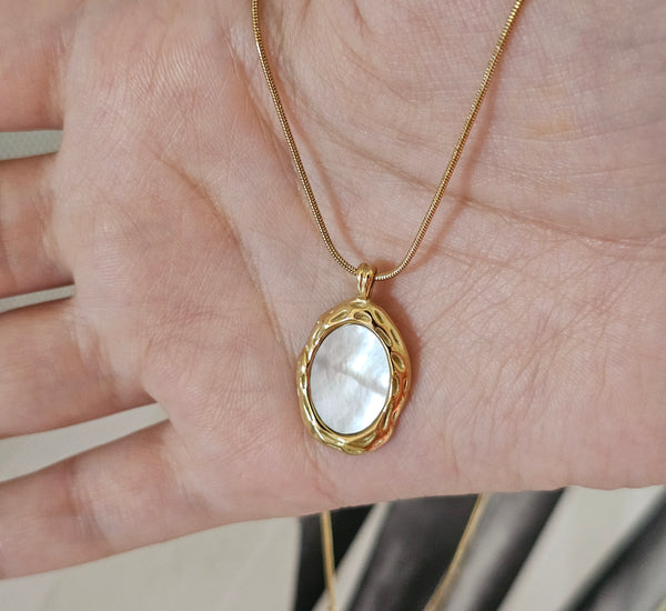 Oval mirror style necklace
