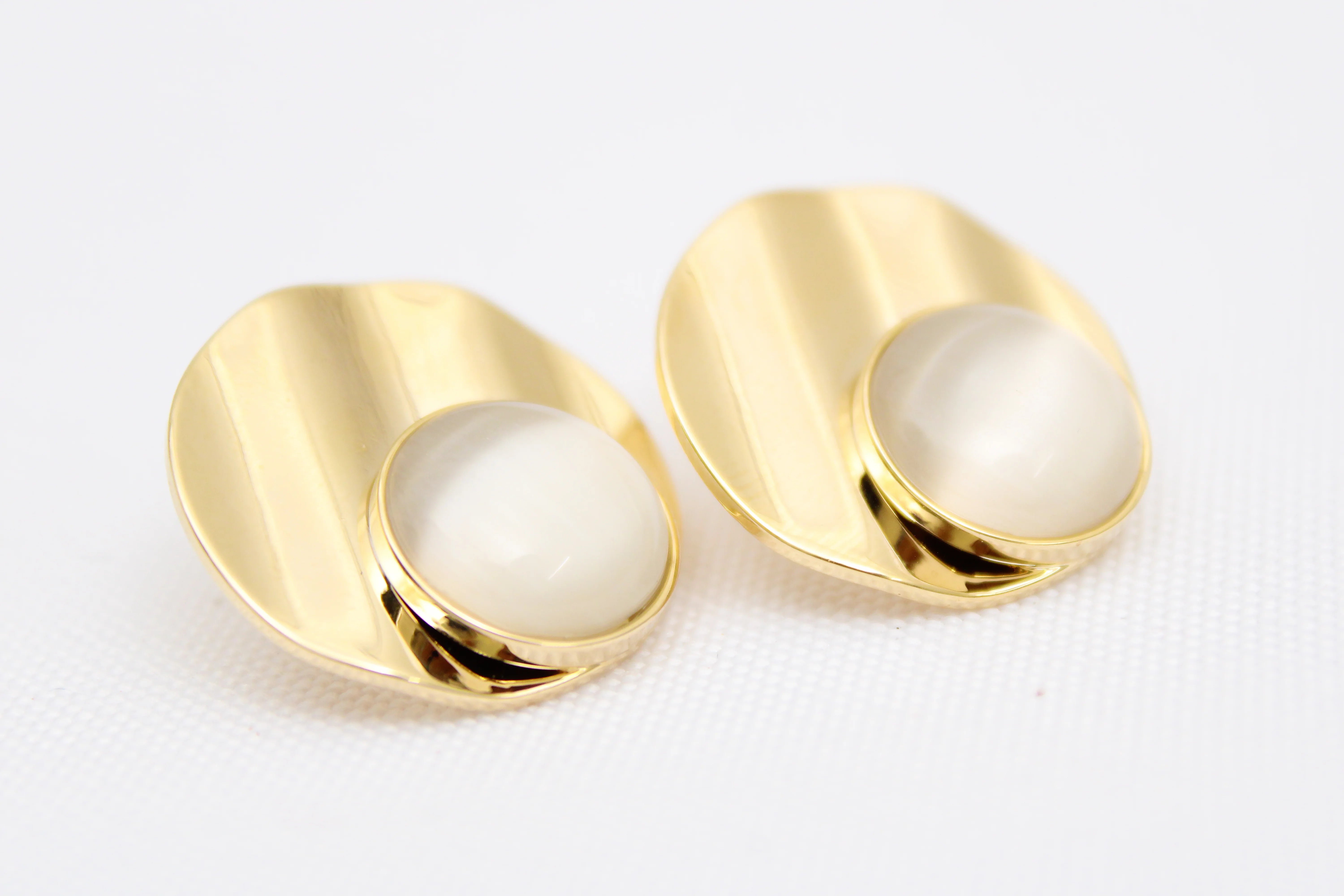 Round studs with pearl