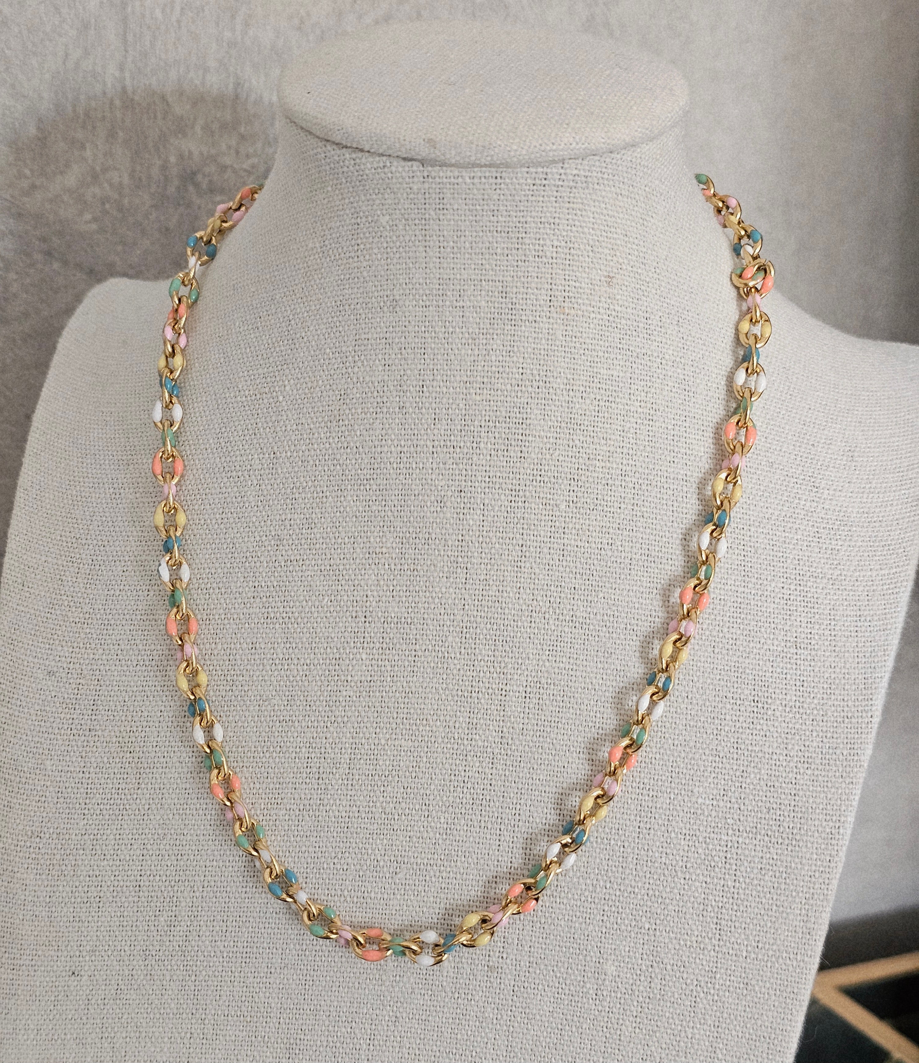 Multicolor link necklace