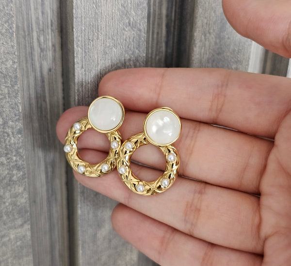 Hollow earing w/ pearl