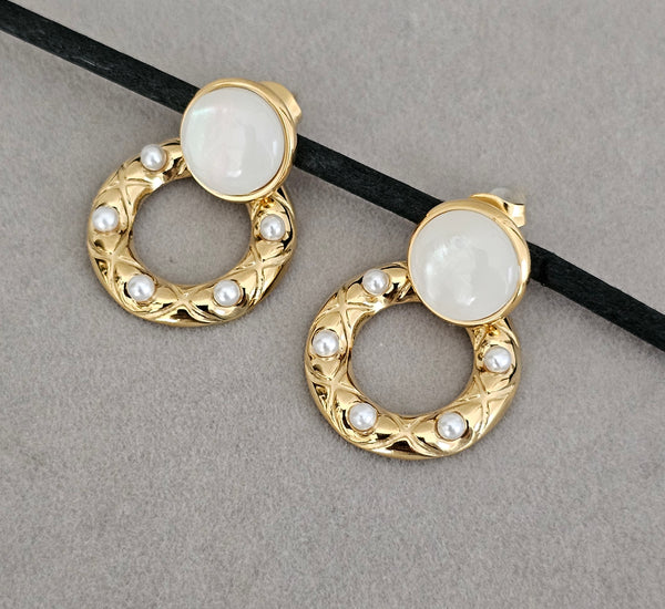 Hollow earing w/ pearl