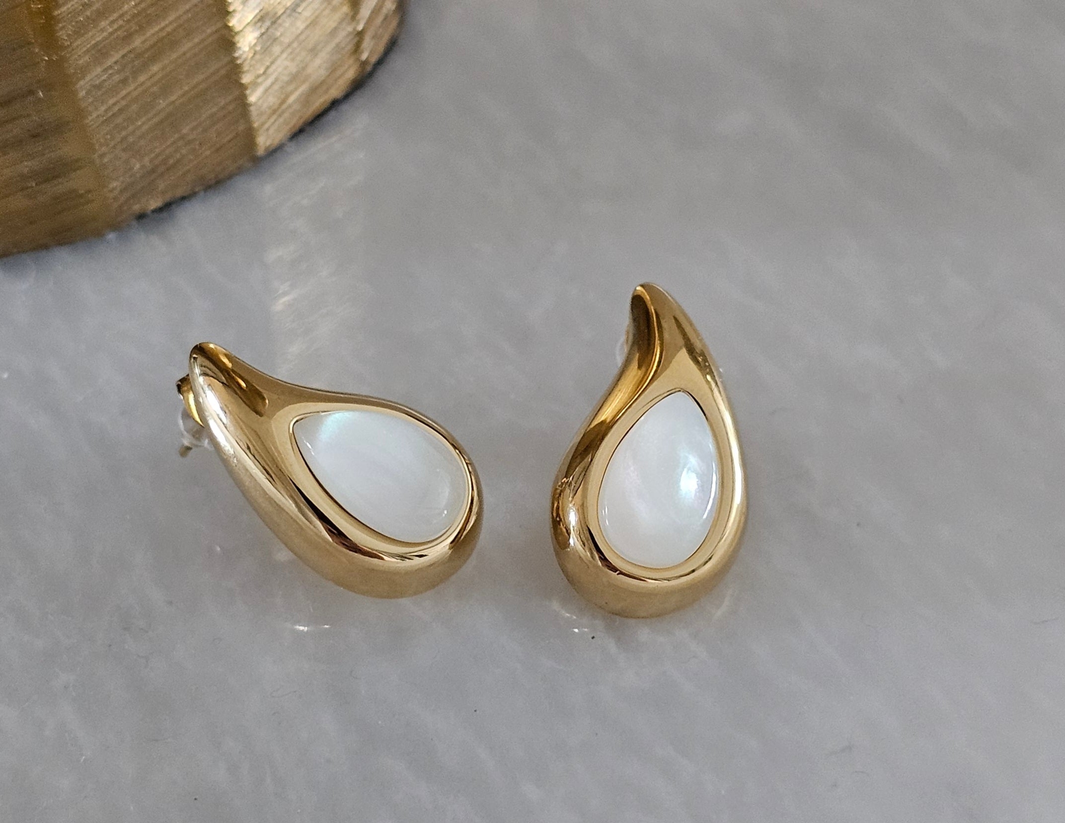 Almond pearl tops