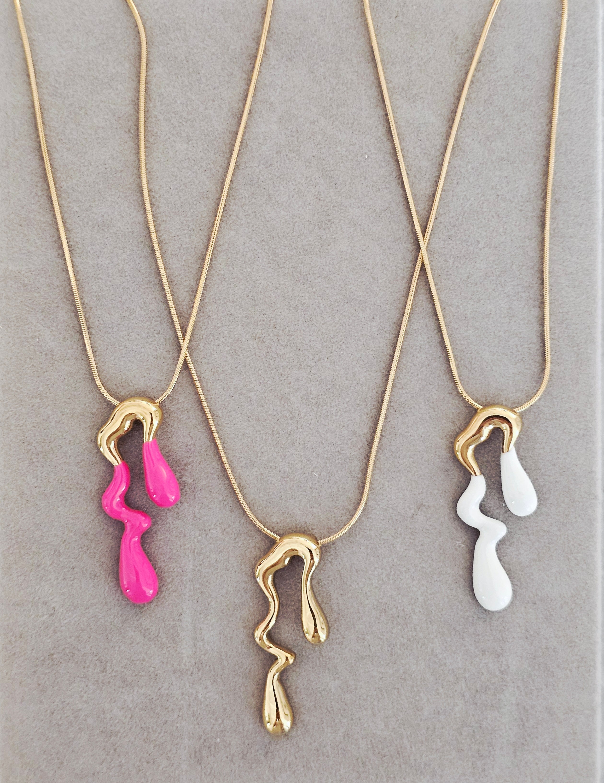 Wavy gold necklace