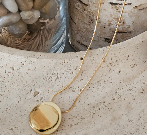 Gold shine circle necklace