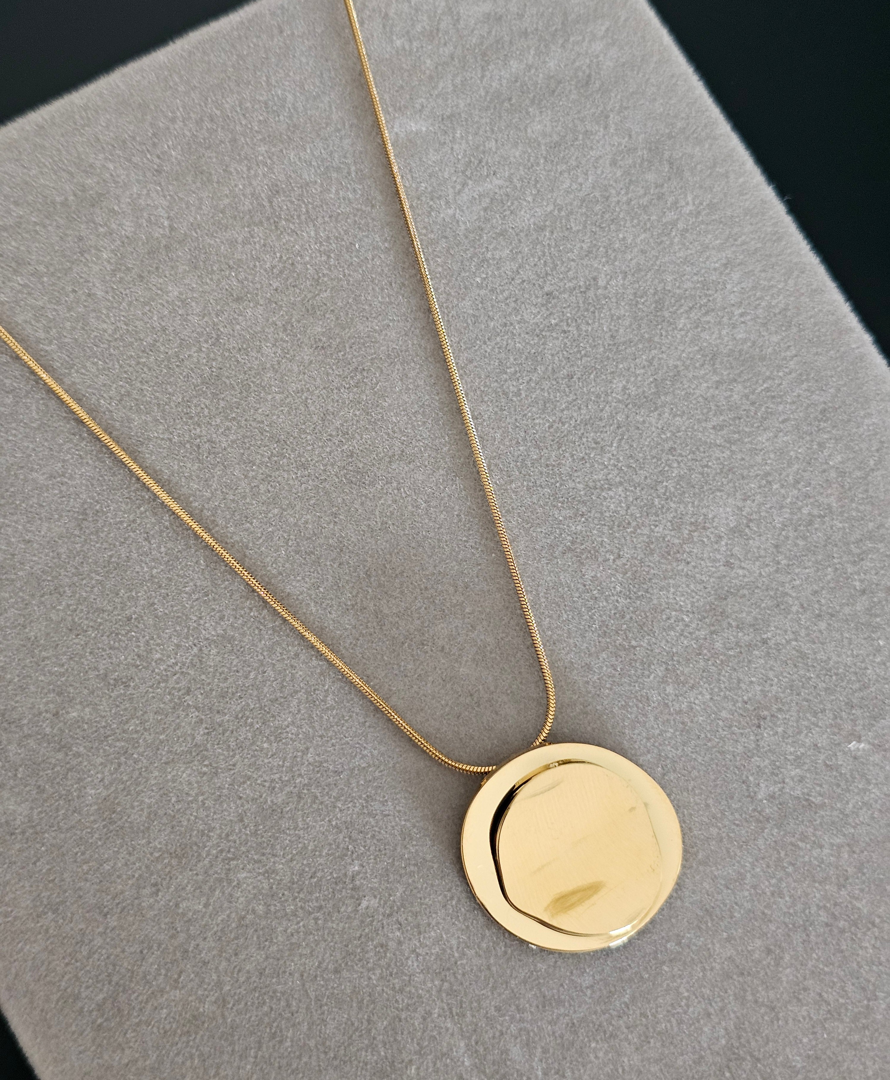 Gold shine circle necklace