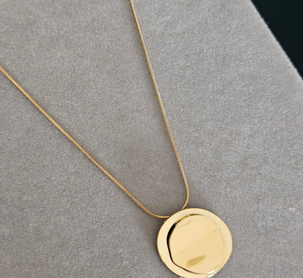 Gold shine circle necklace