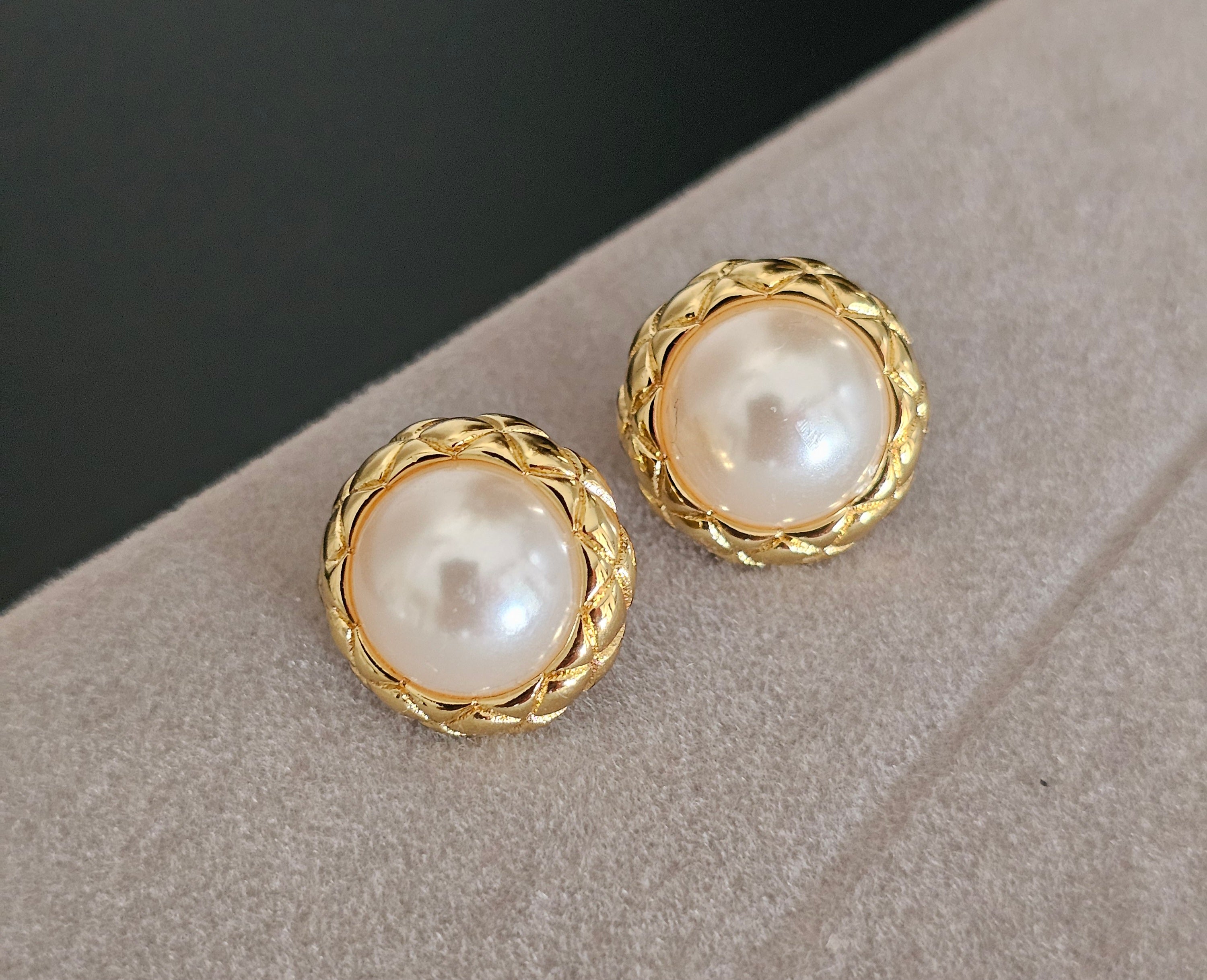 Celine 3d cut pearl tops