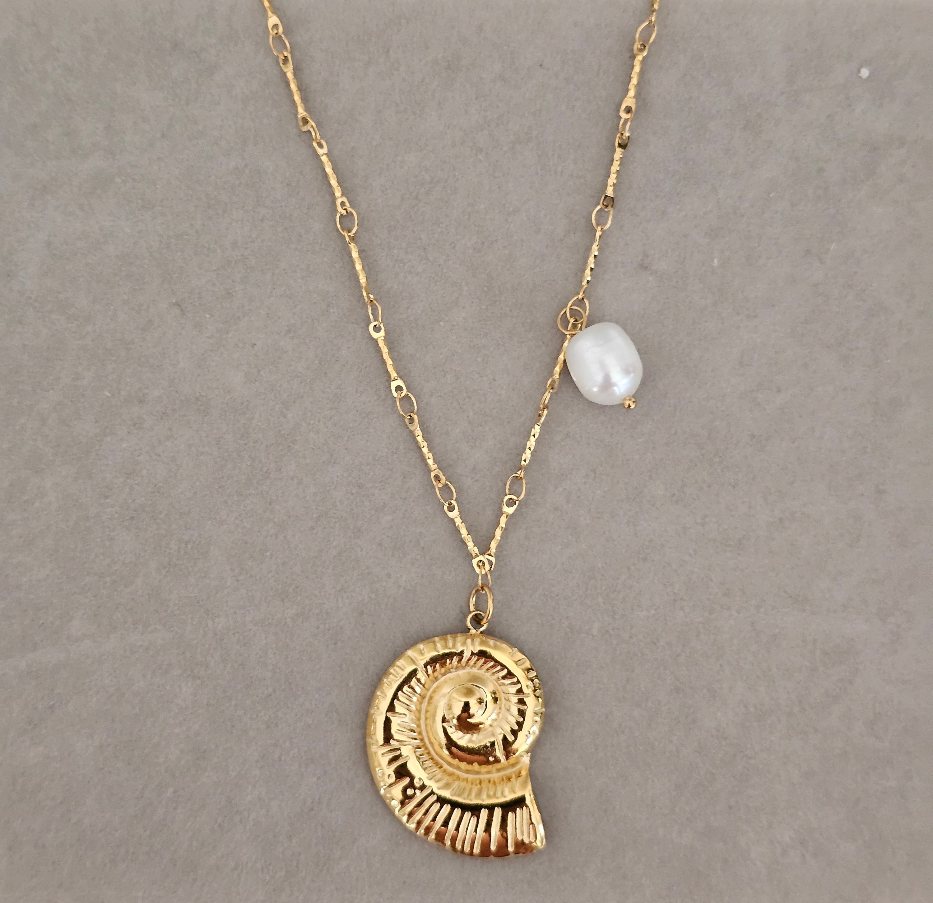 Snail / pearl necklace