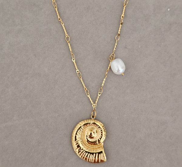 Snail / pearl necklace