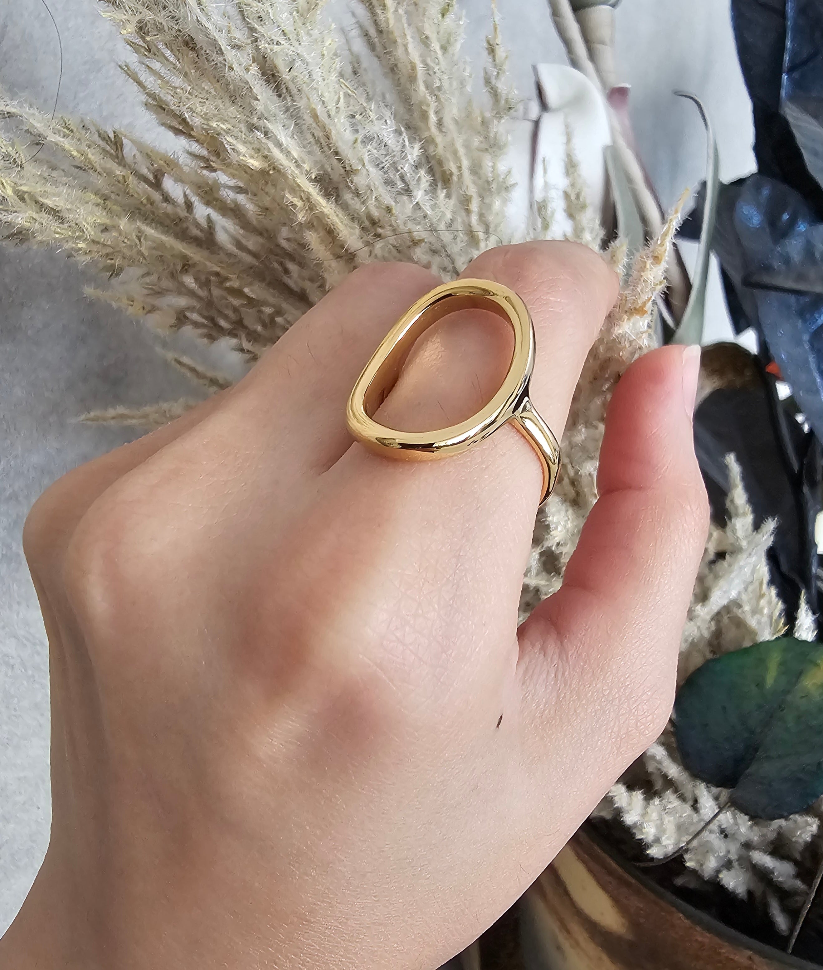 Hollow ring