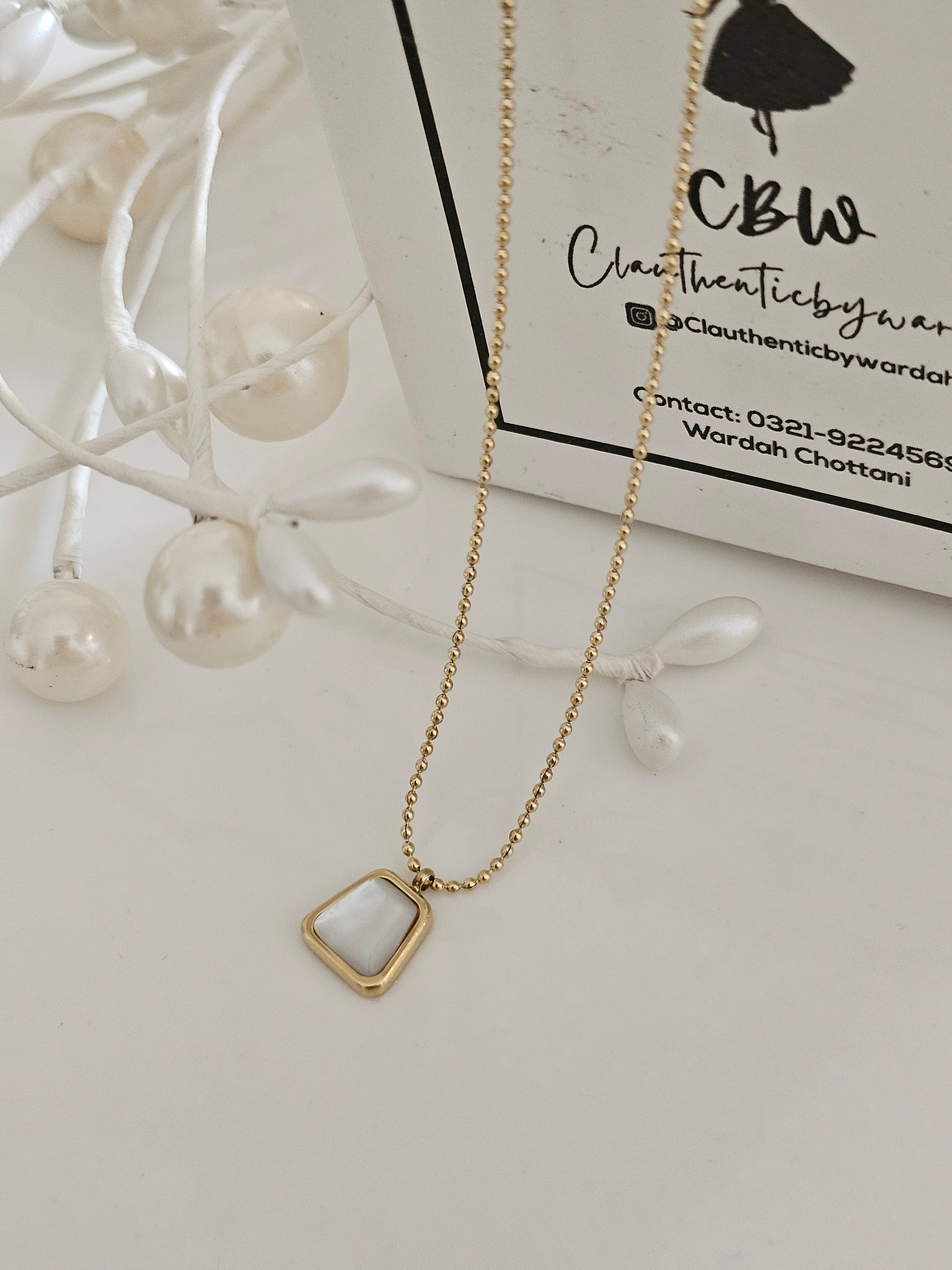 Everyday pearl square necklace