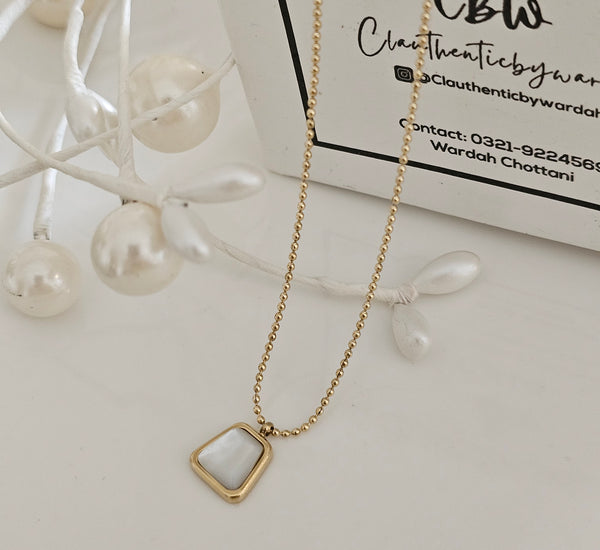 Everyday pearl square necklace