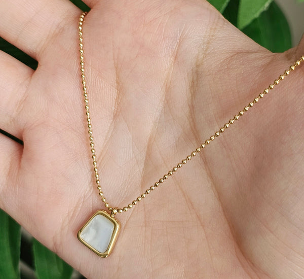 Everyday pearl square necklace