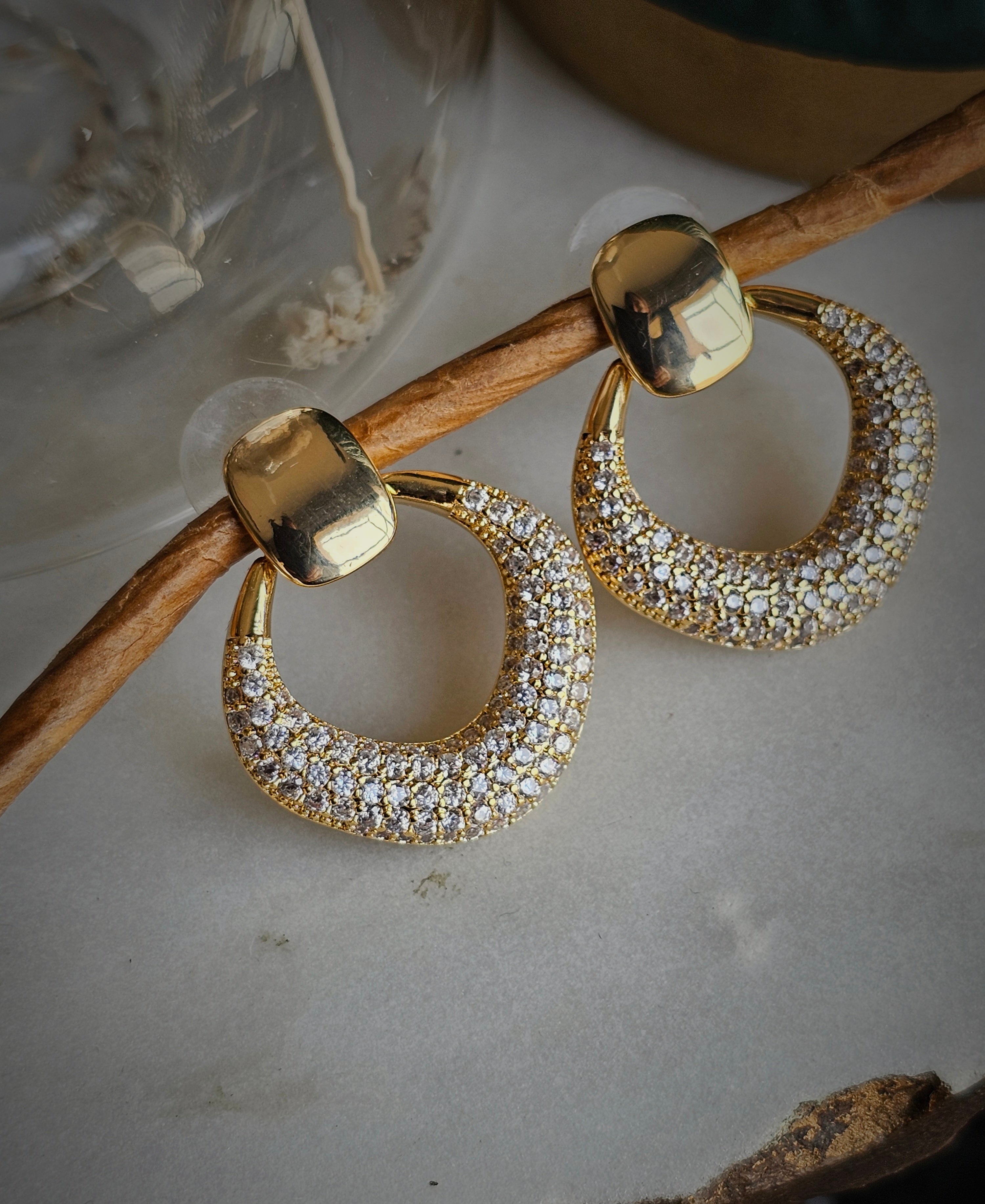 Hollow earrings with shiny top