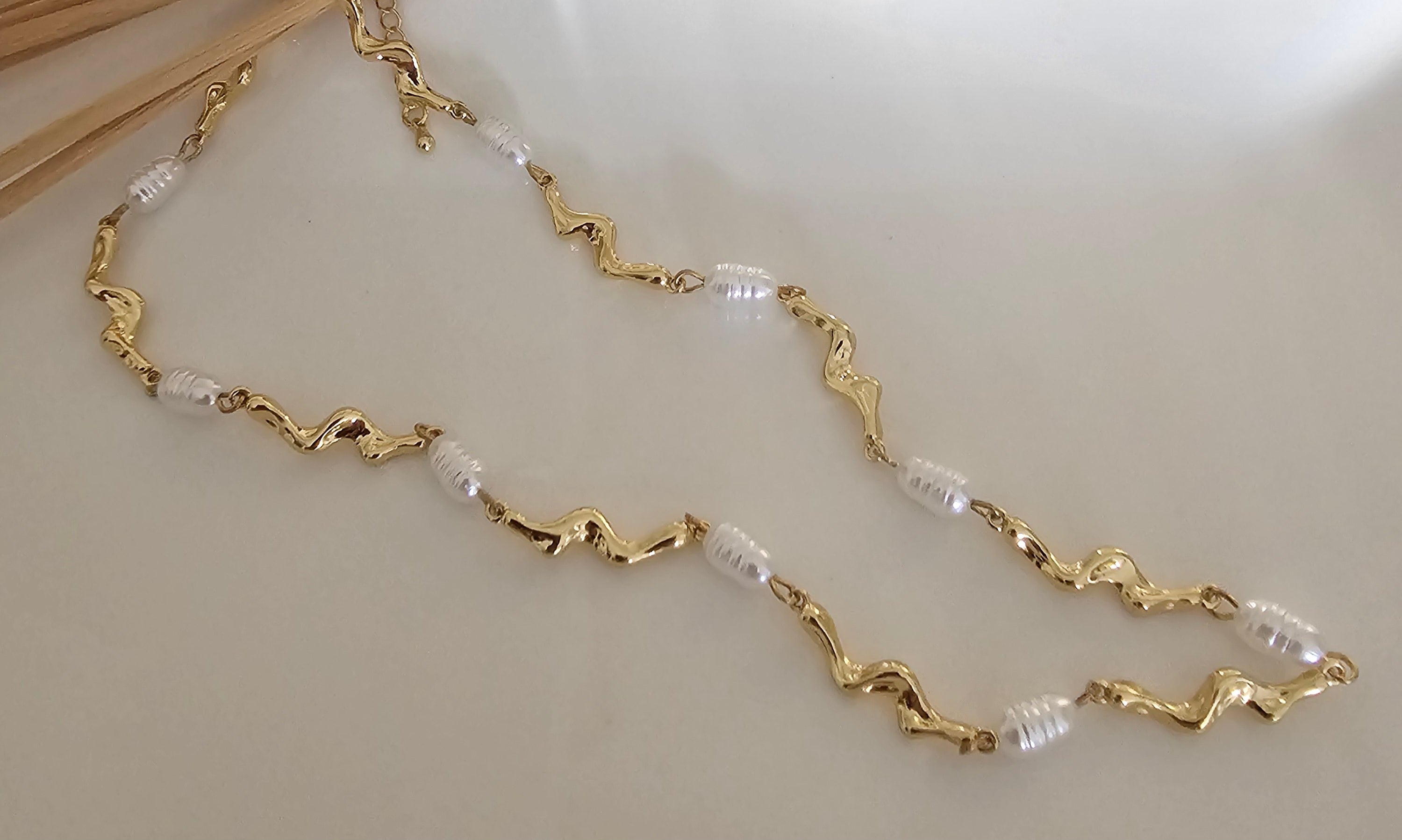 Zig zag pearl necklace