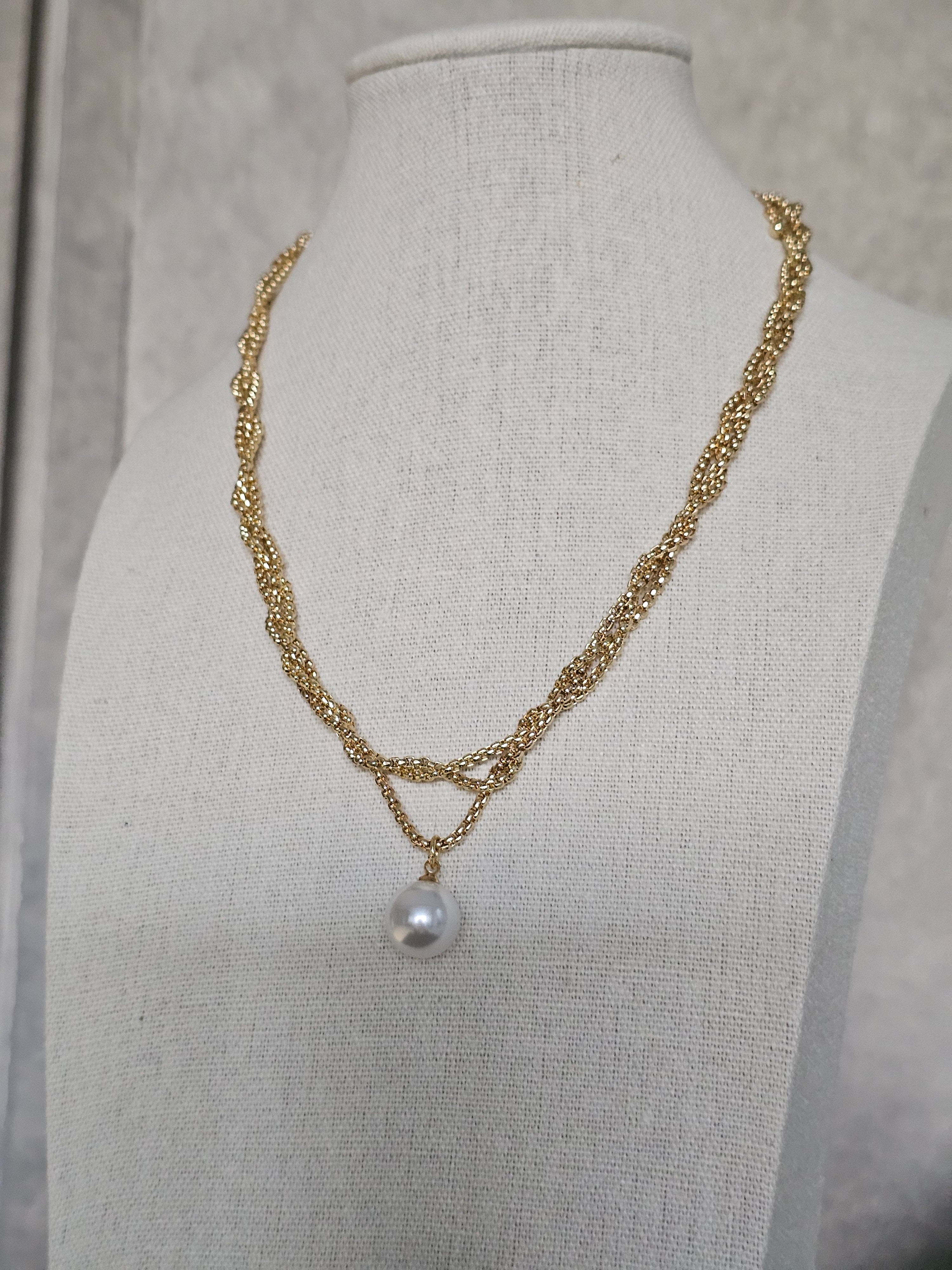 Twisted necklace with pearl