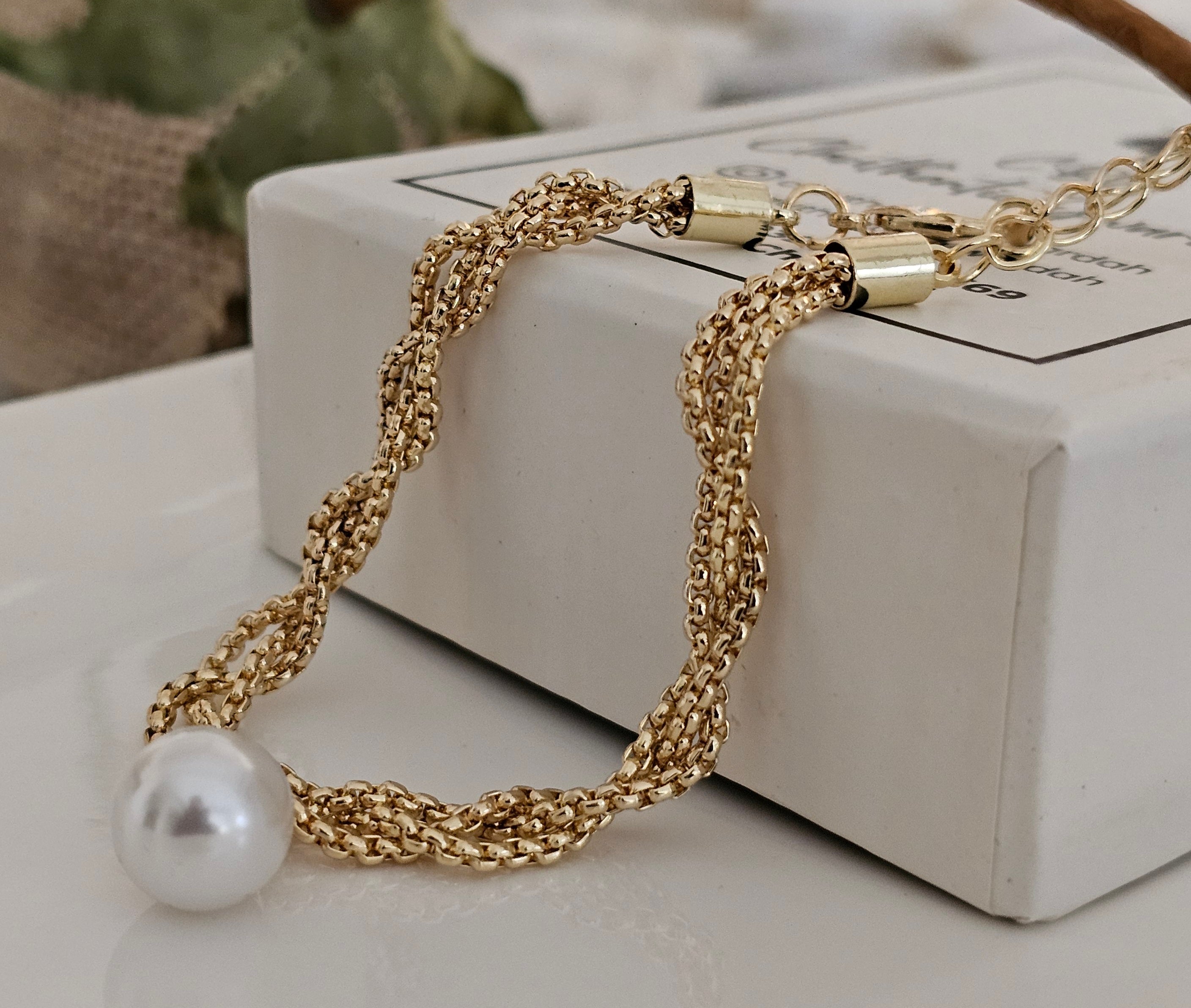 Twisted bracelet with pearl