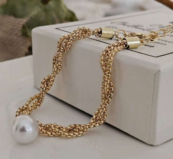 Twisted bracelet with pearl