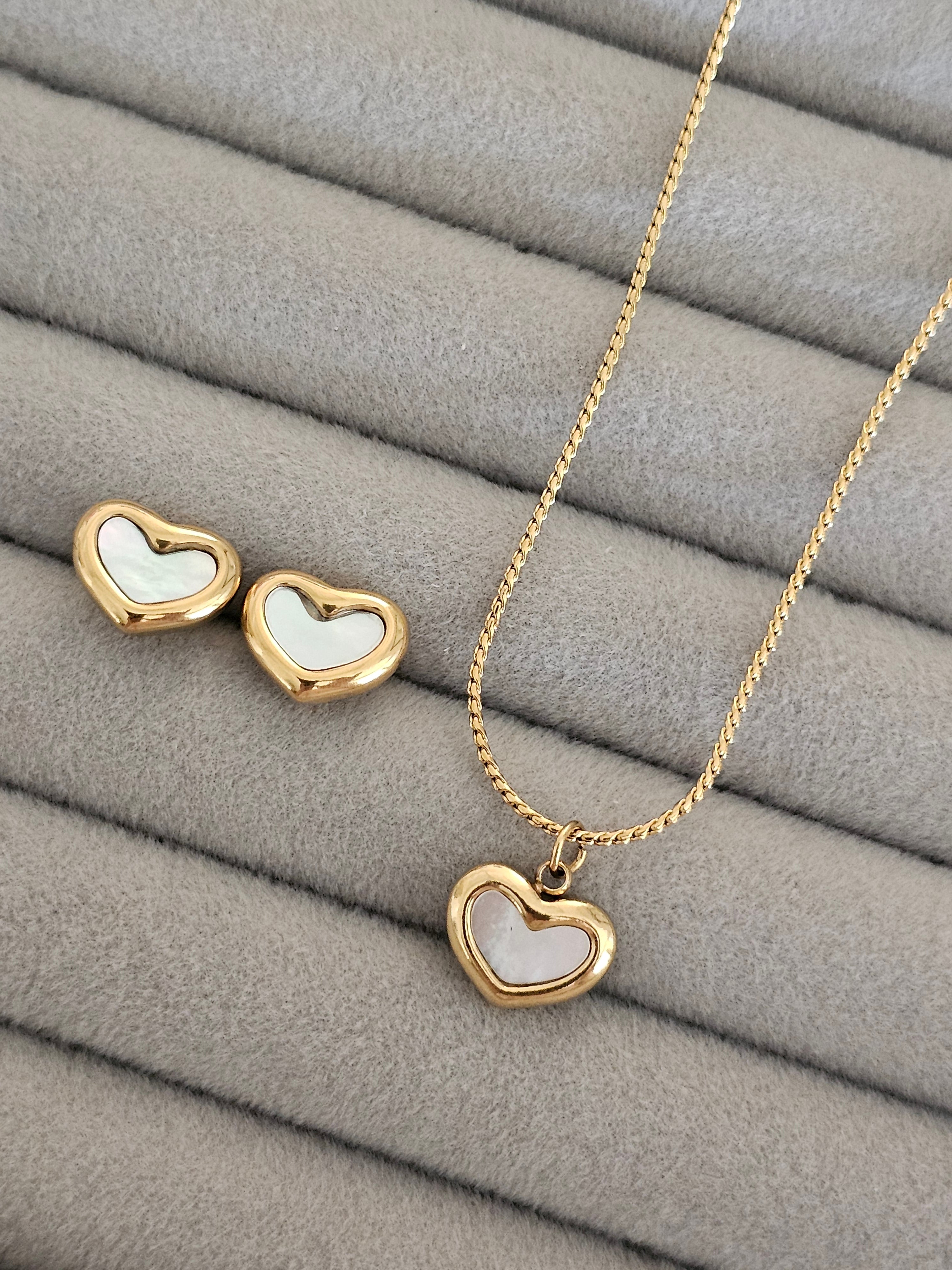 Small heart pearl necklace