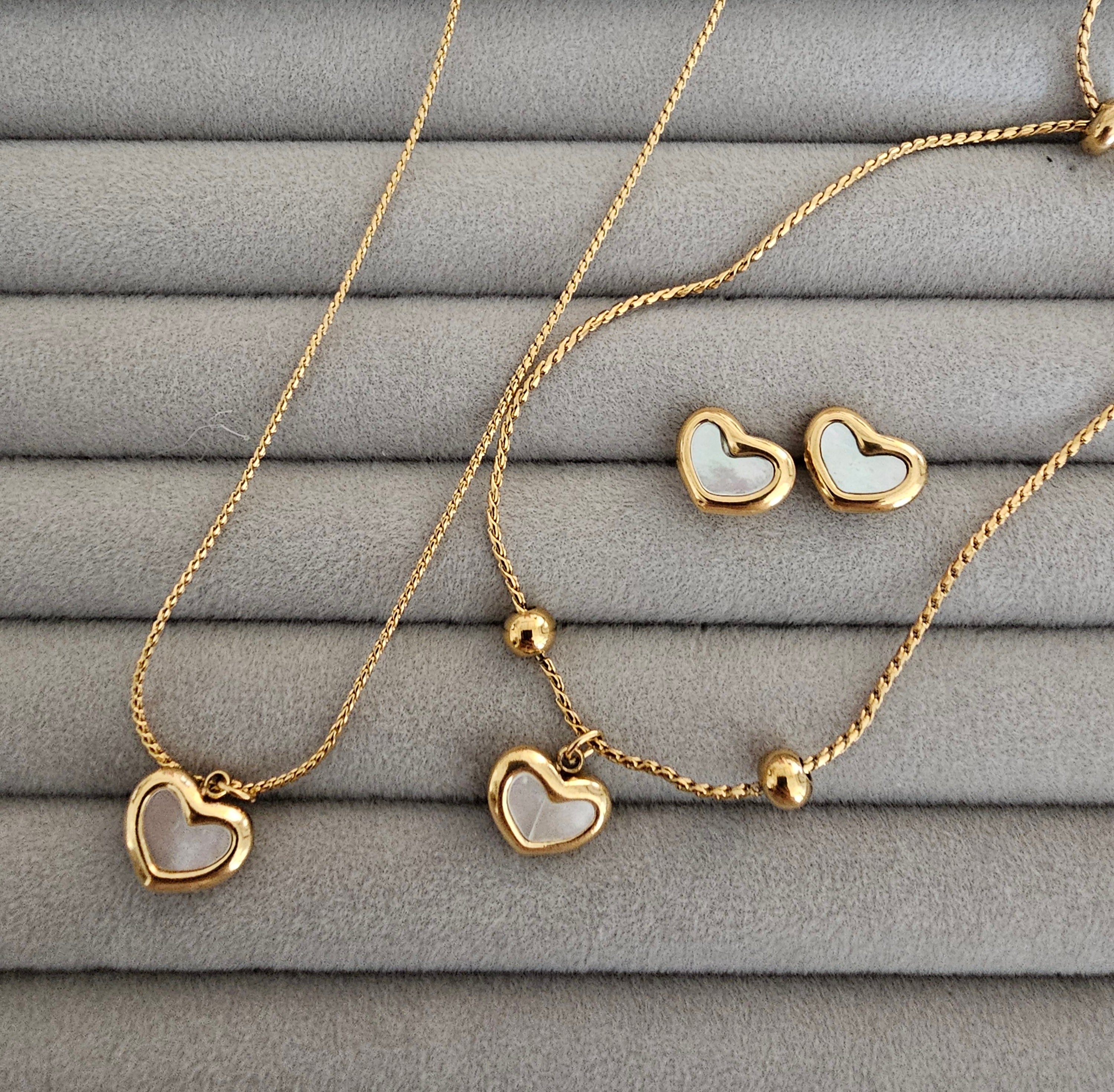 Small heart pearl necklace