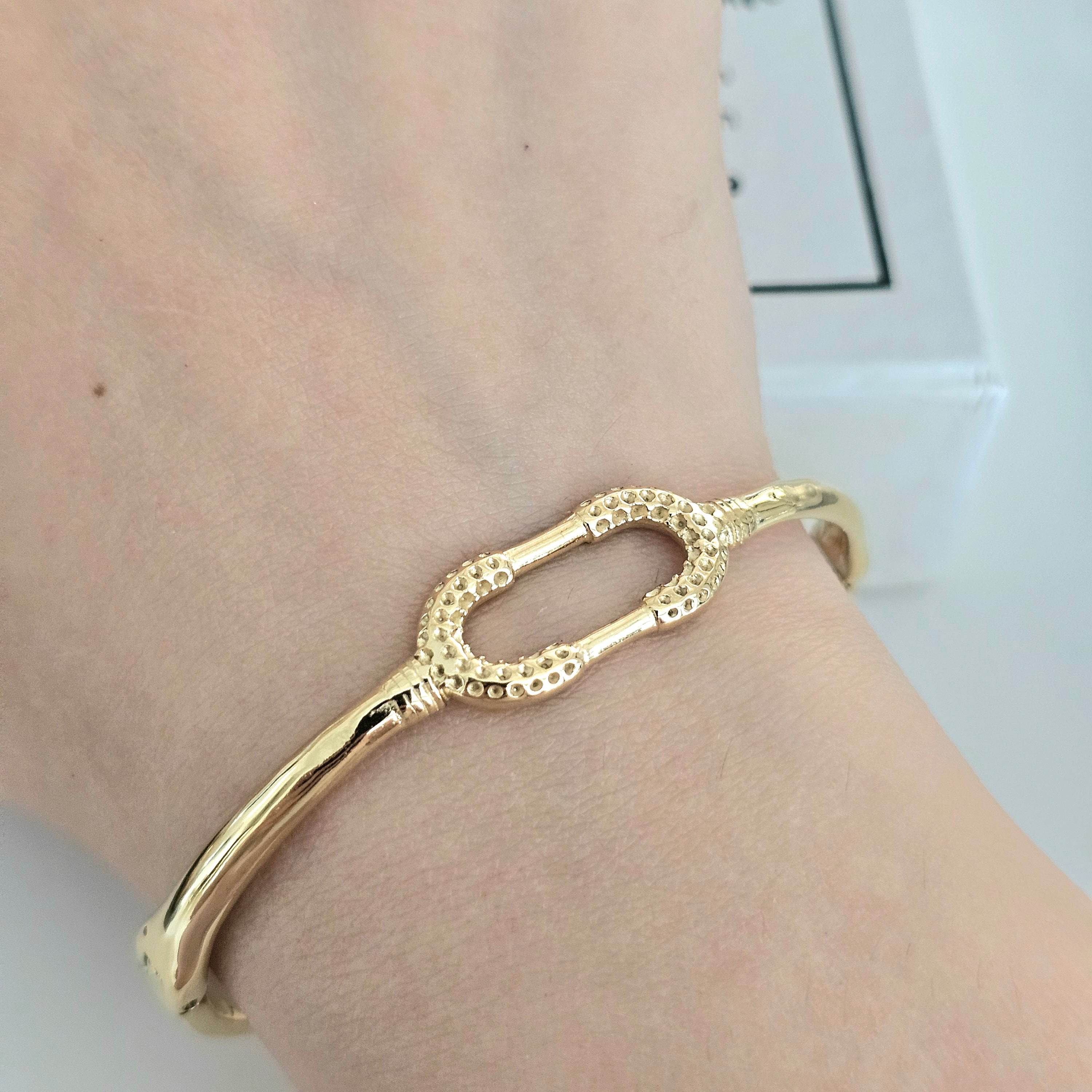 Oval hollow bangle