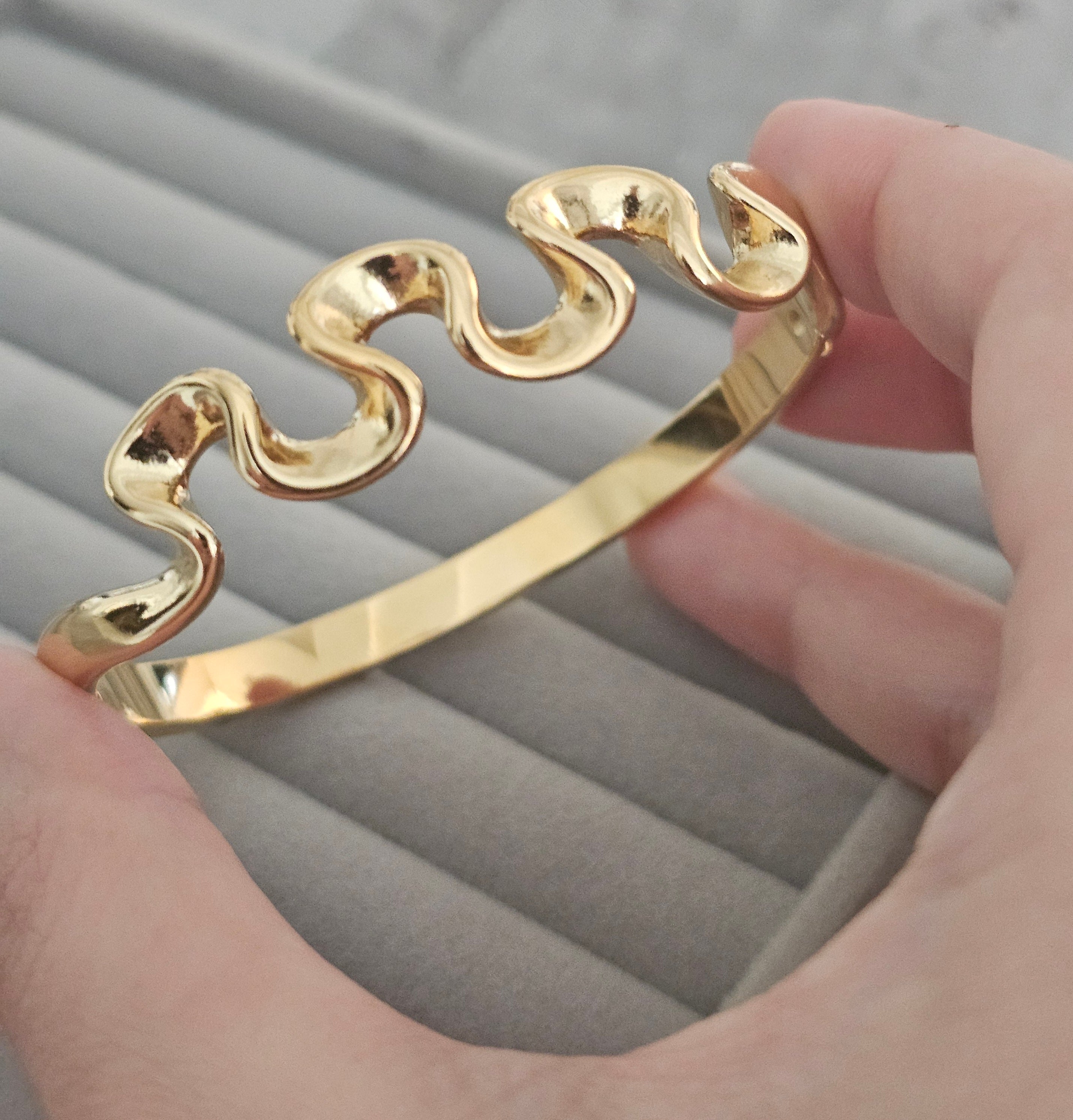 Curvy bangle