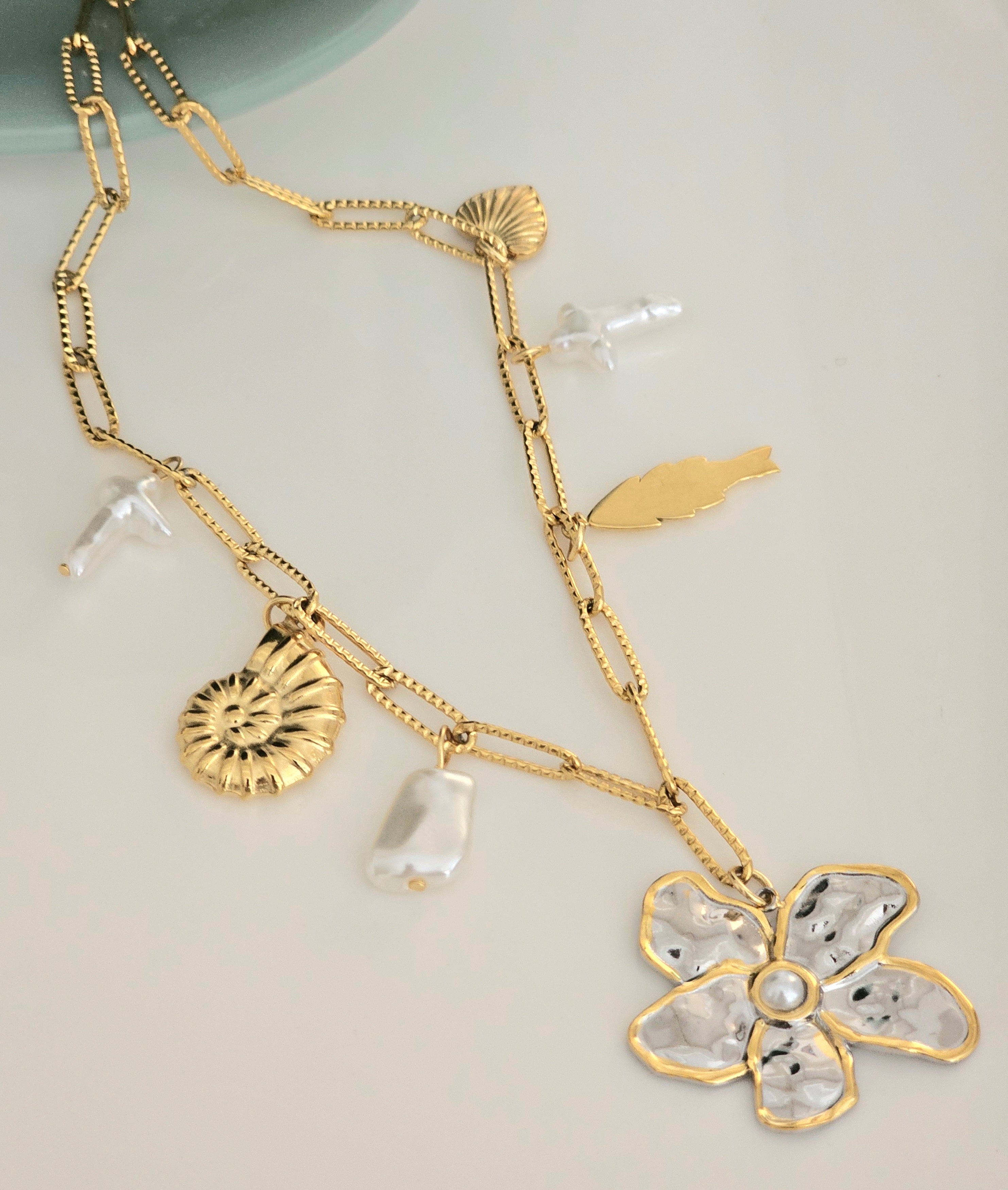 Flower metal necklace